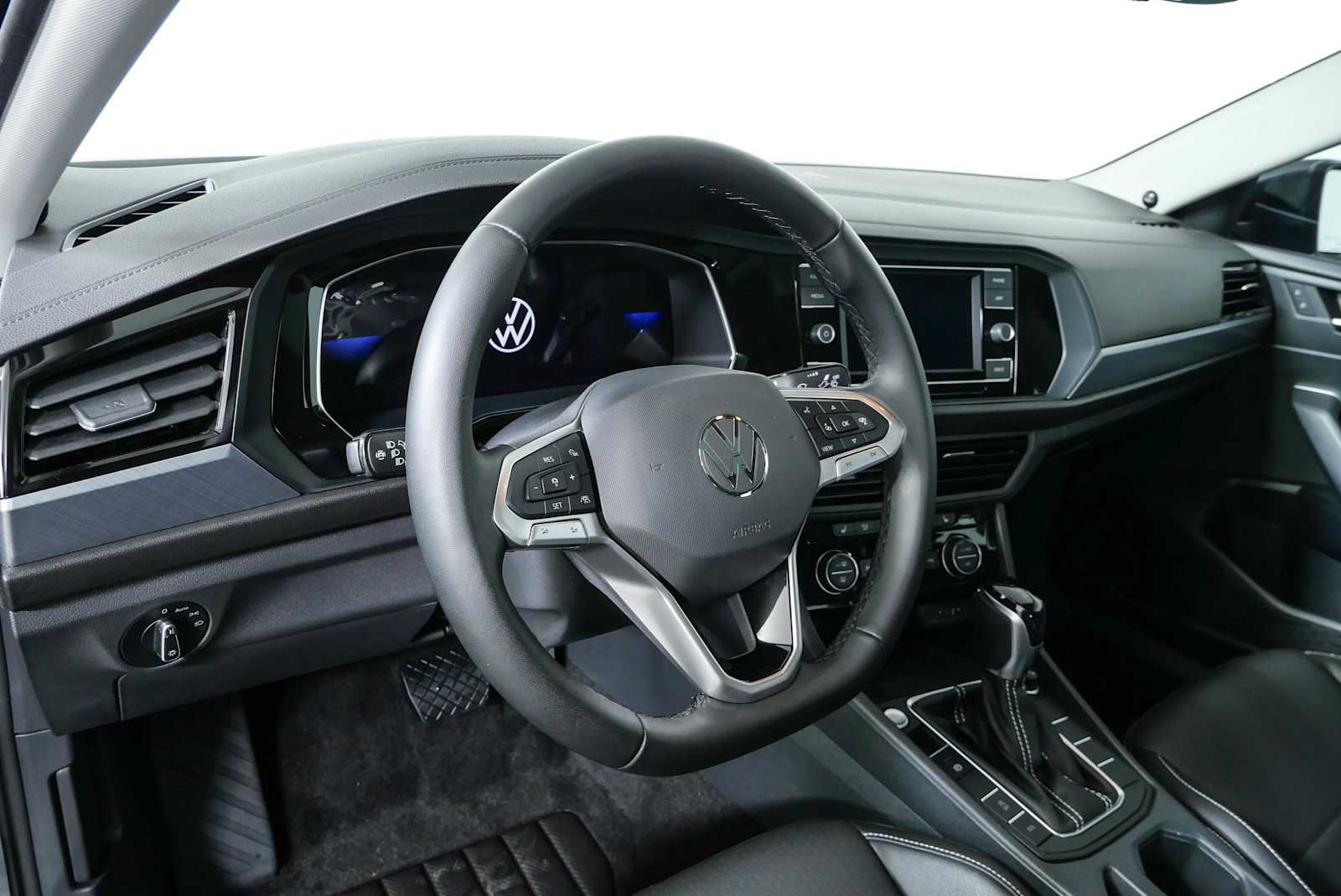 Used 2023 Volkswagen Jetta SE FWD image 4