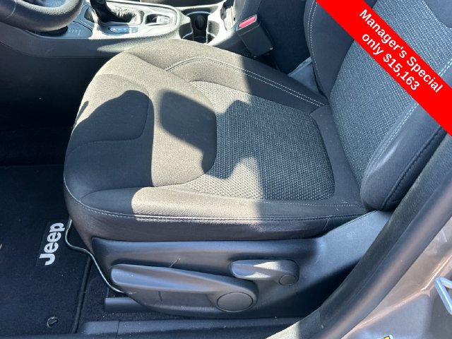 Used 2019 Jeep Cherokee Latitude w/ Popular Appearance Group AWD/4WD image 12