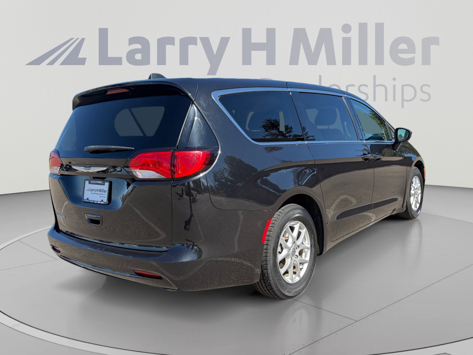 Used 2022 Chrysler Voyager LX FWD image 6