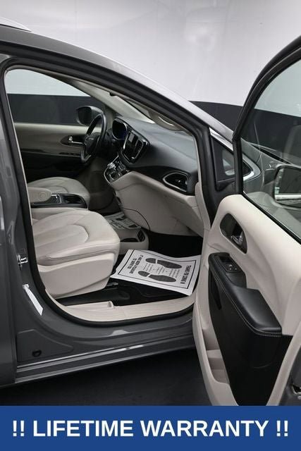 Used 2021 Chrysler Pacifica Touring-L image 14