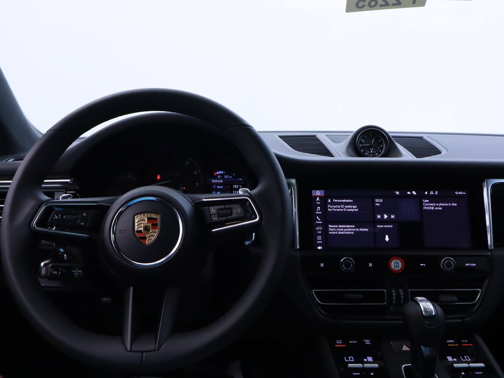Certified 2025 Porsche Macan AWD/4WD image 27