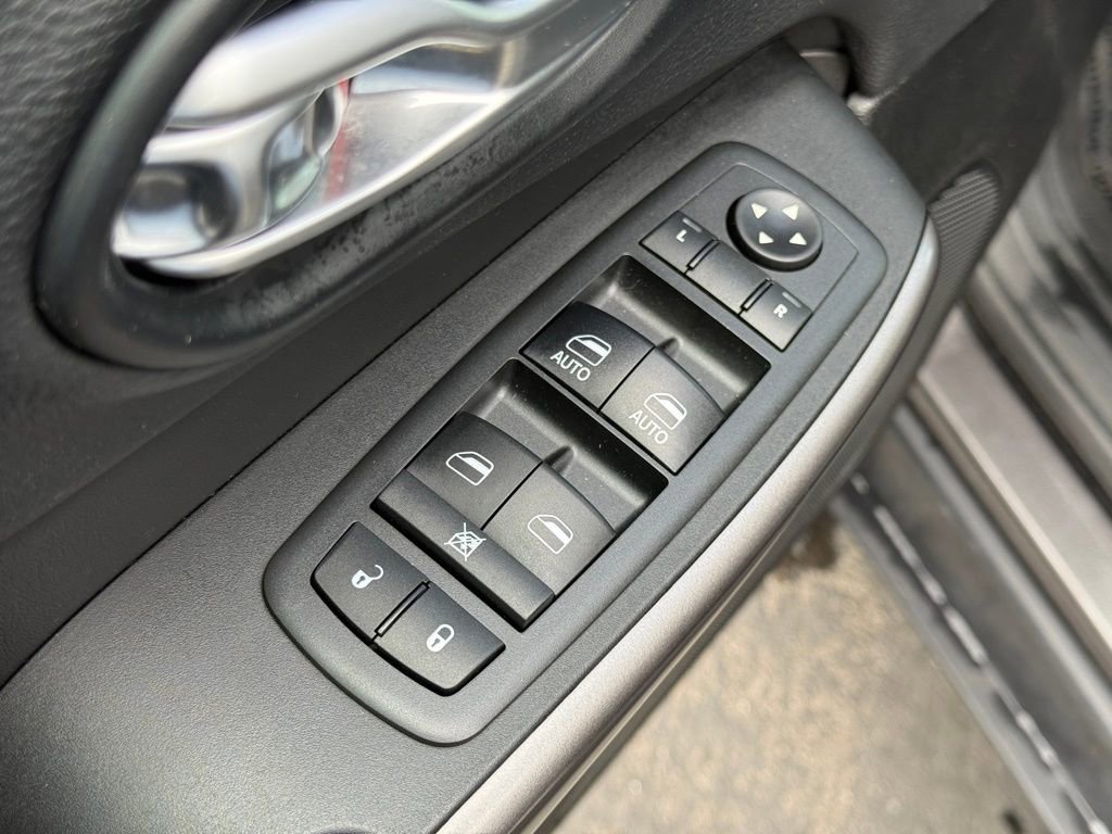 Used 2019 Jeep Cherokee Latitude Plus w/ Comfort/Convenience Group image 10
