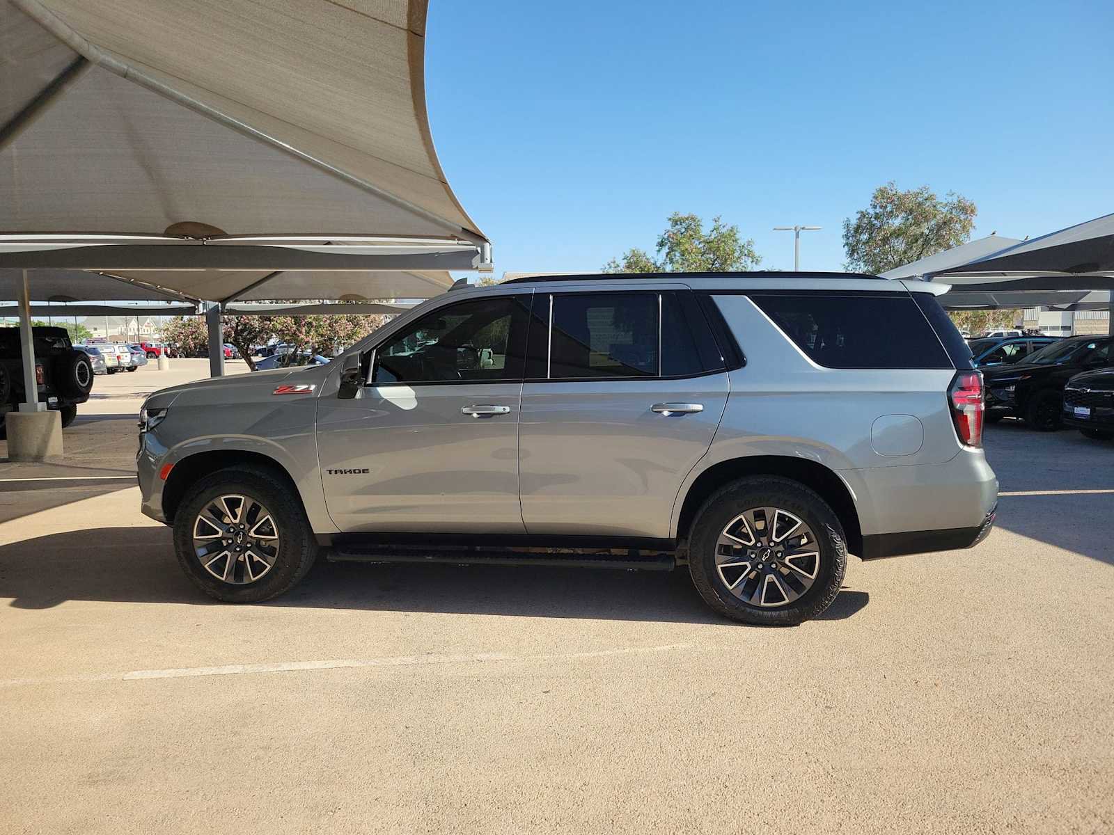 Used 2024 Chevrolet Tahoe Z71 w/ Luxury Package AWD/4WD image 5