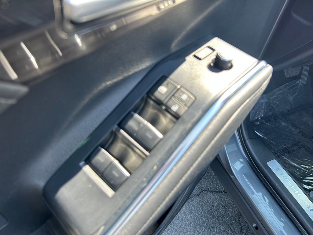Used 2023 Toyota Highlander Limited image 21