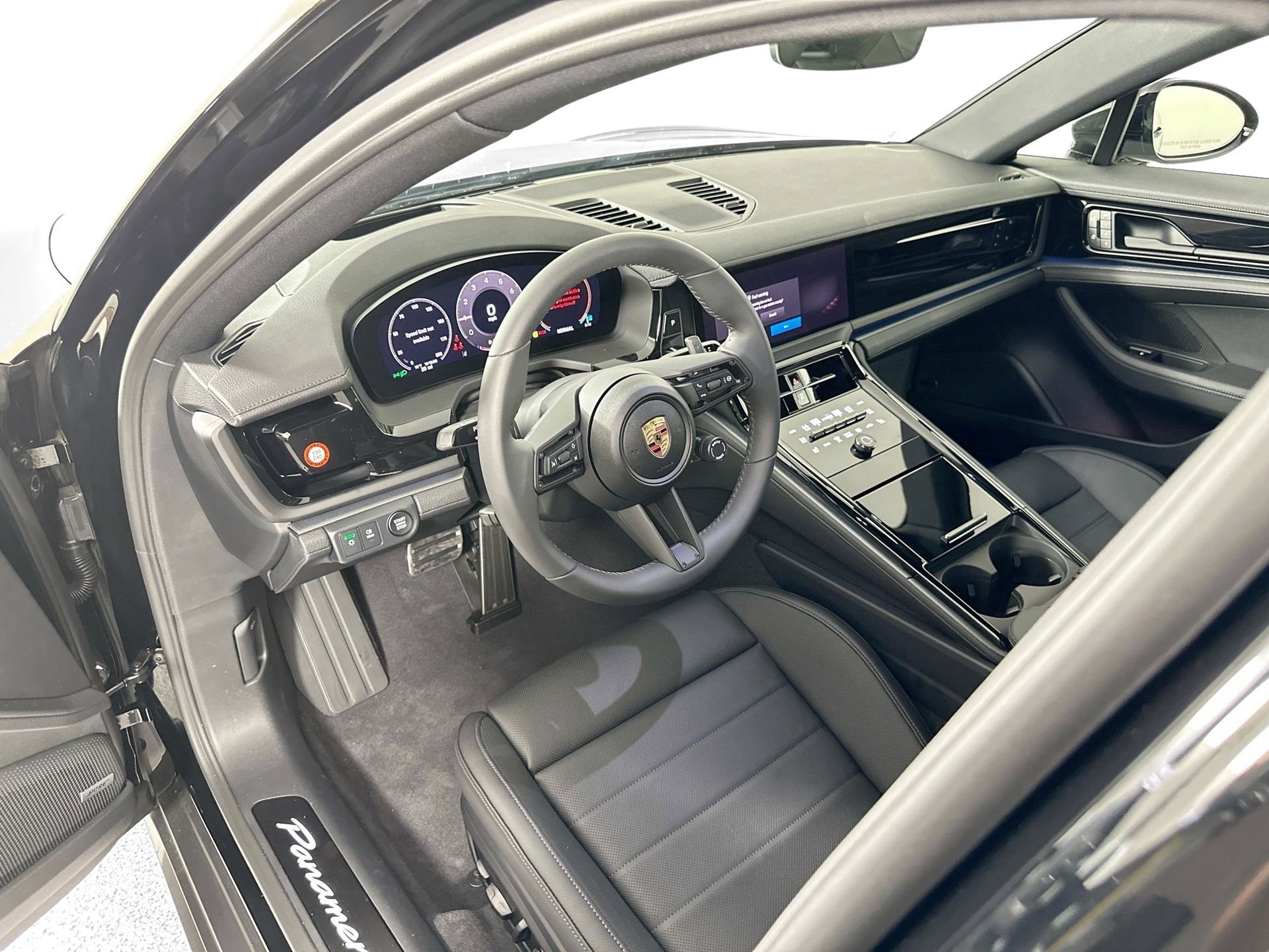 Certified 2025 Porsche Panamera 4 image 4