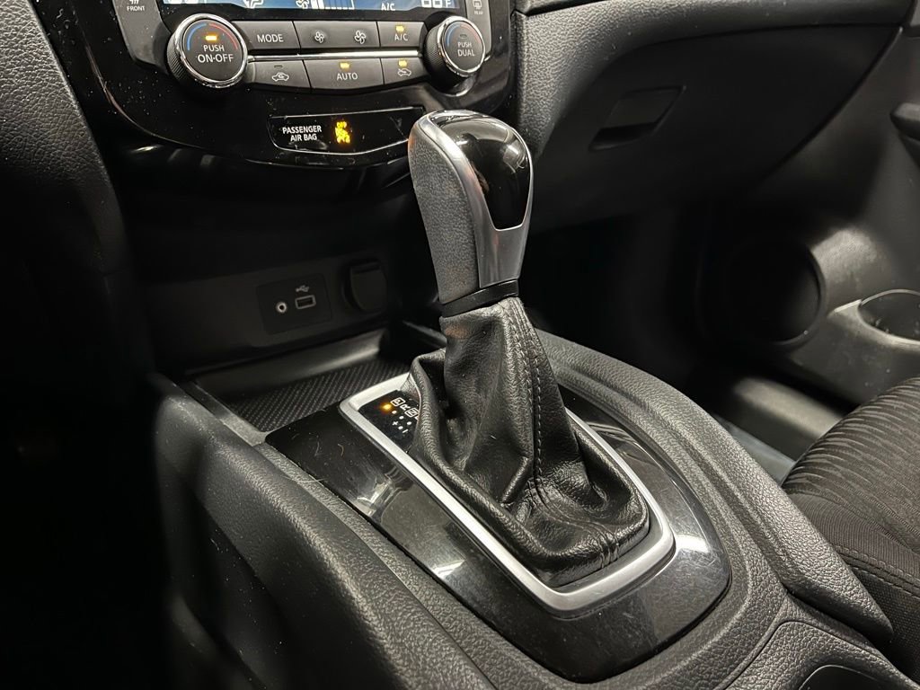 Used 2020 Nissan Rogue SV FWD image 11