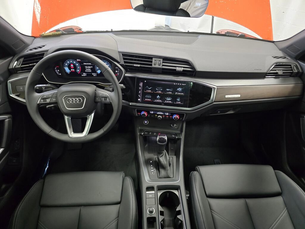 New 2025 Audi Q3 2.0T Premium image 17