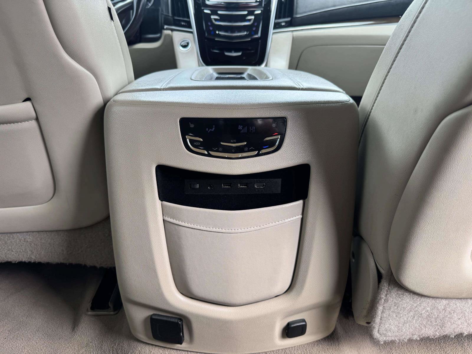 Used 2020 Cadillac Escalade Premium Luxury AWD/4WD image 50