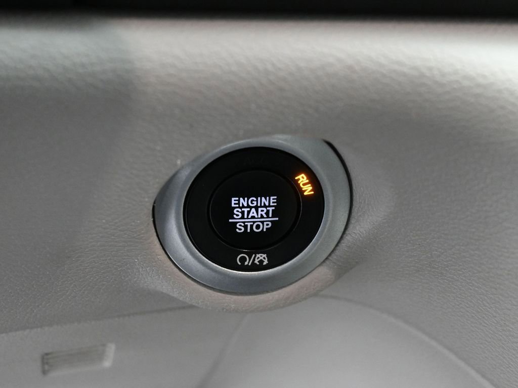 Used 2023 Chrysler Pacifica Touring-L image 16