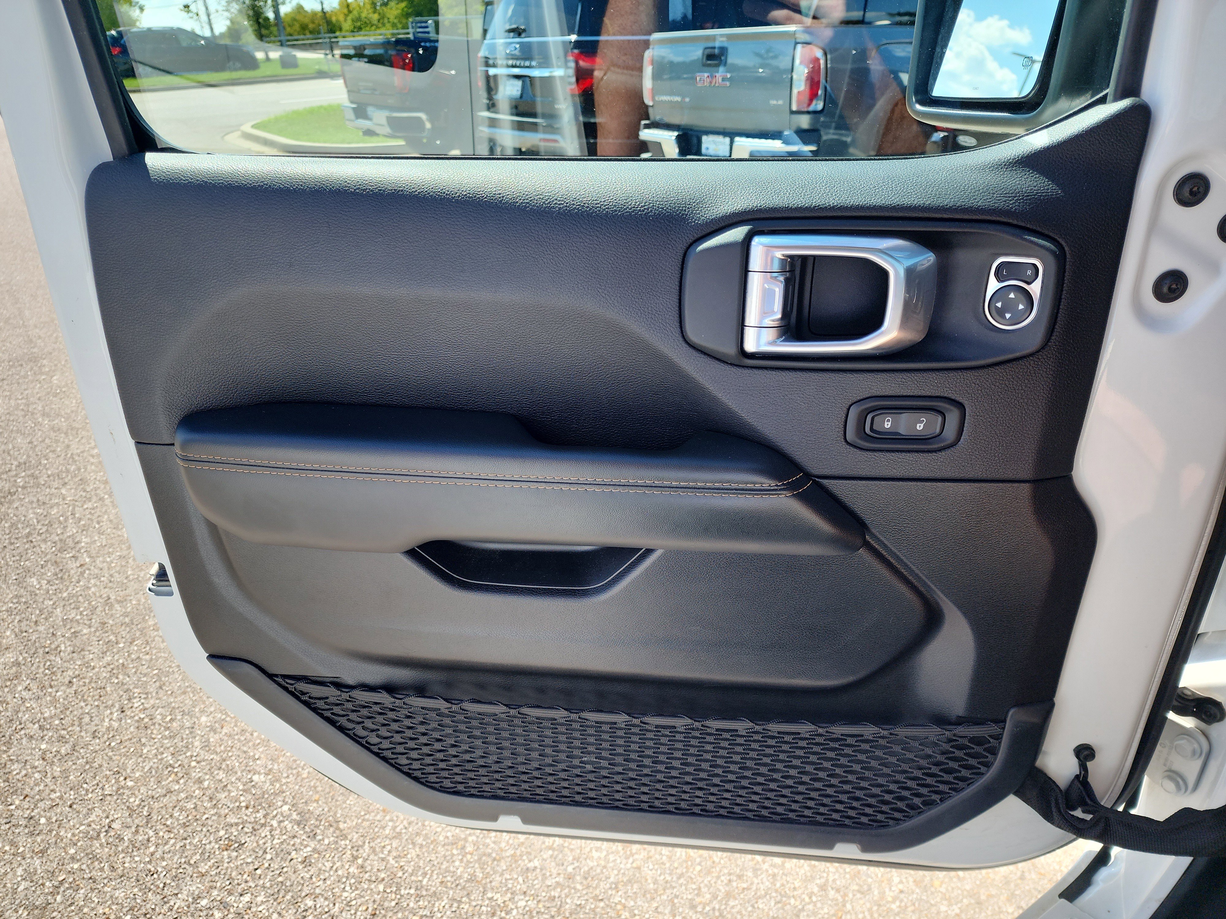 Used 2024 Jeep Wrangler Sahara image 17