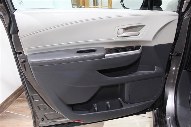 Used 2023 Toyota Sienna LE w/ LE Plus Package FWD image 30