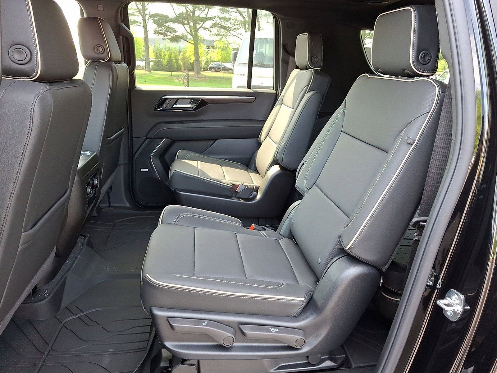 New 2026 Chevrolet Suburban Premier w/ Sun And Tow Package AWD/4WD image 13