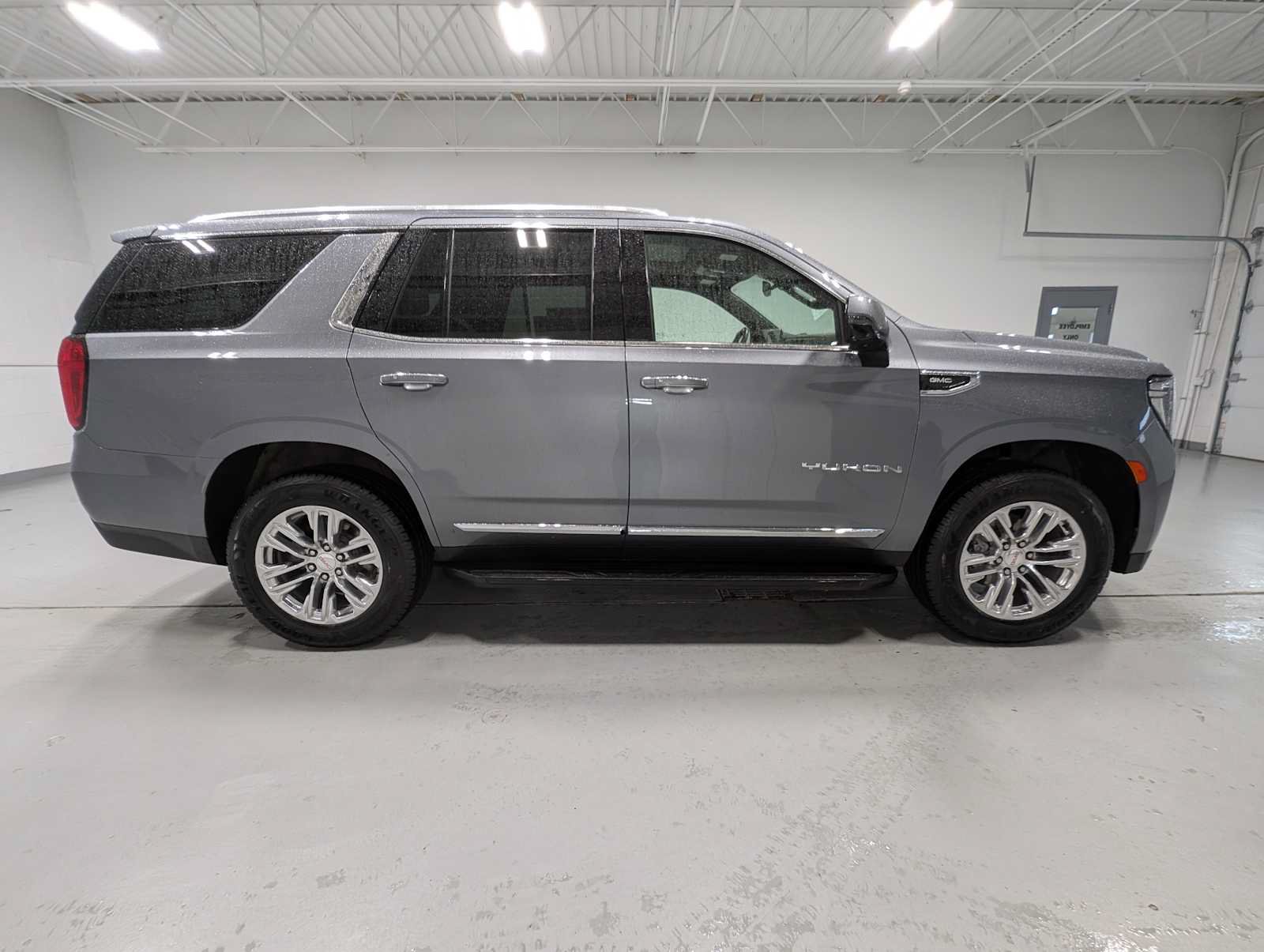 Certified 2022 GMC Yukon SLT w/ SLT Premium Package AWD/4WD image 7