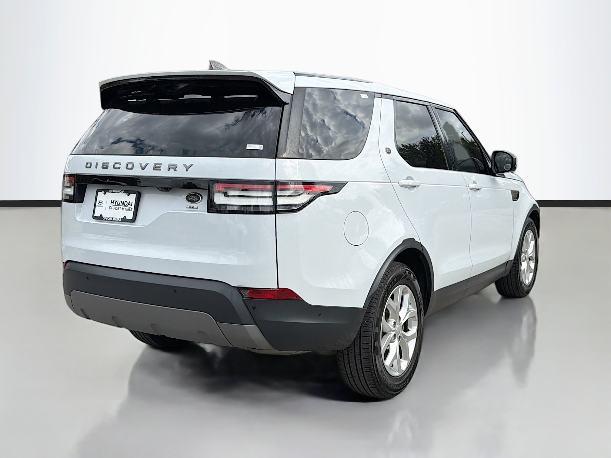 Used 2019 Land Rover Discovery SE image 3