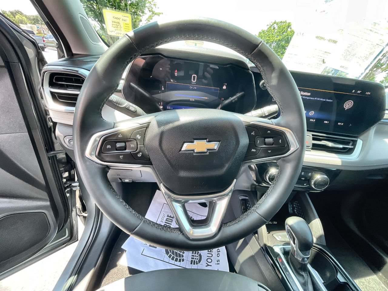 Used 2024 Chevrolet TrailBlazer LT w/ Convenience Package FWD image 11