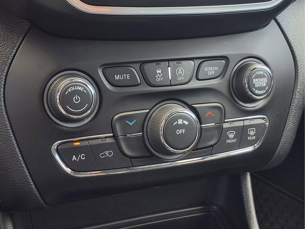 Used 2020 Jeep Cherokee Latitude Plus w/ Cold Weather Group AWD/4WD image 8
