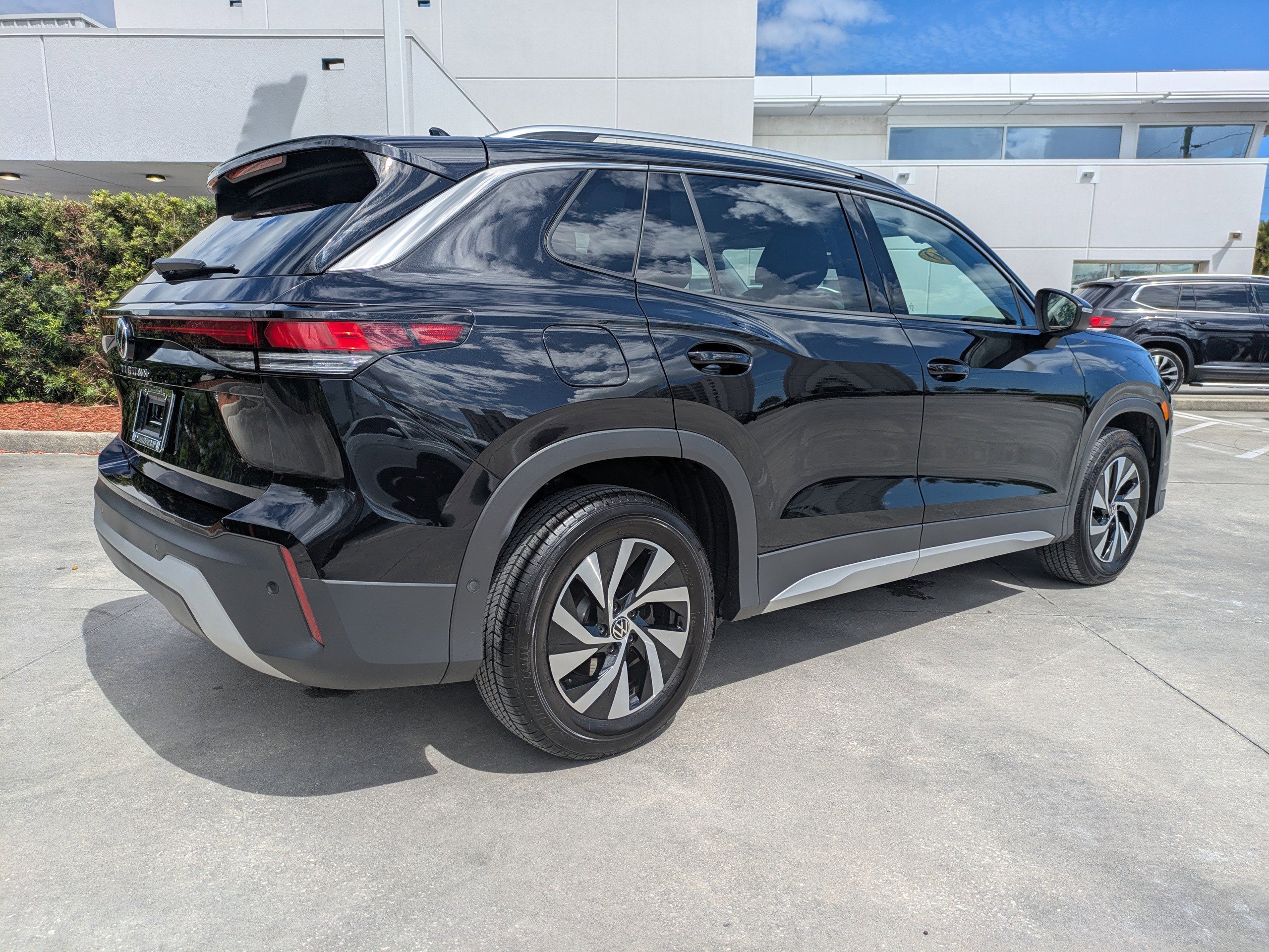 Used 2025 Volkswagen Tiguan S FWD image 4