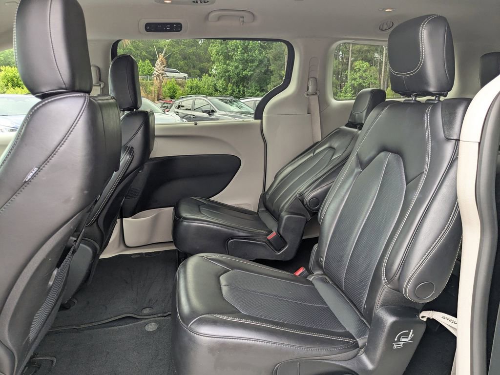 Used 2023 Chrysler Pacifica Touring-L FWD image 13