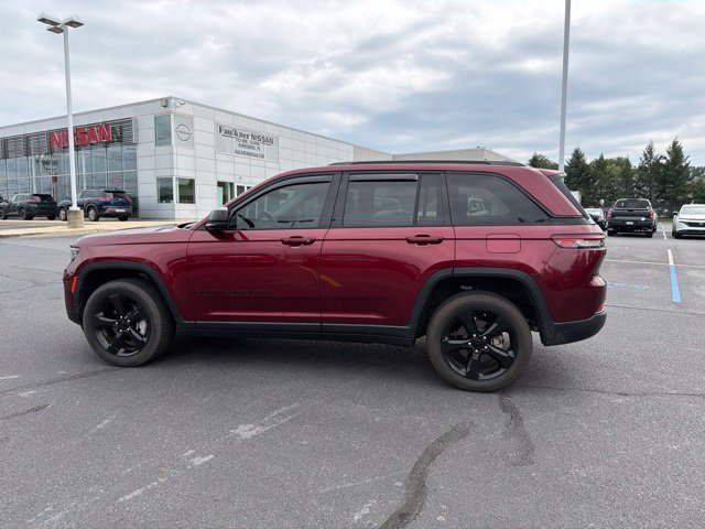 Used 2023 Jeep Grand Cherokee Limited w/ Luxury Tech Group II AWD/4WD image 4