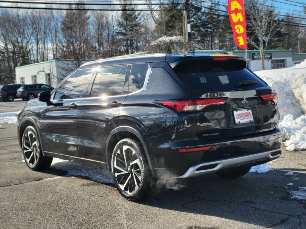 Used 2022 Mitsubishi Outlander SEL image 3