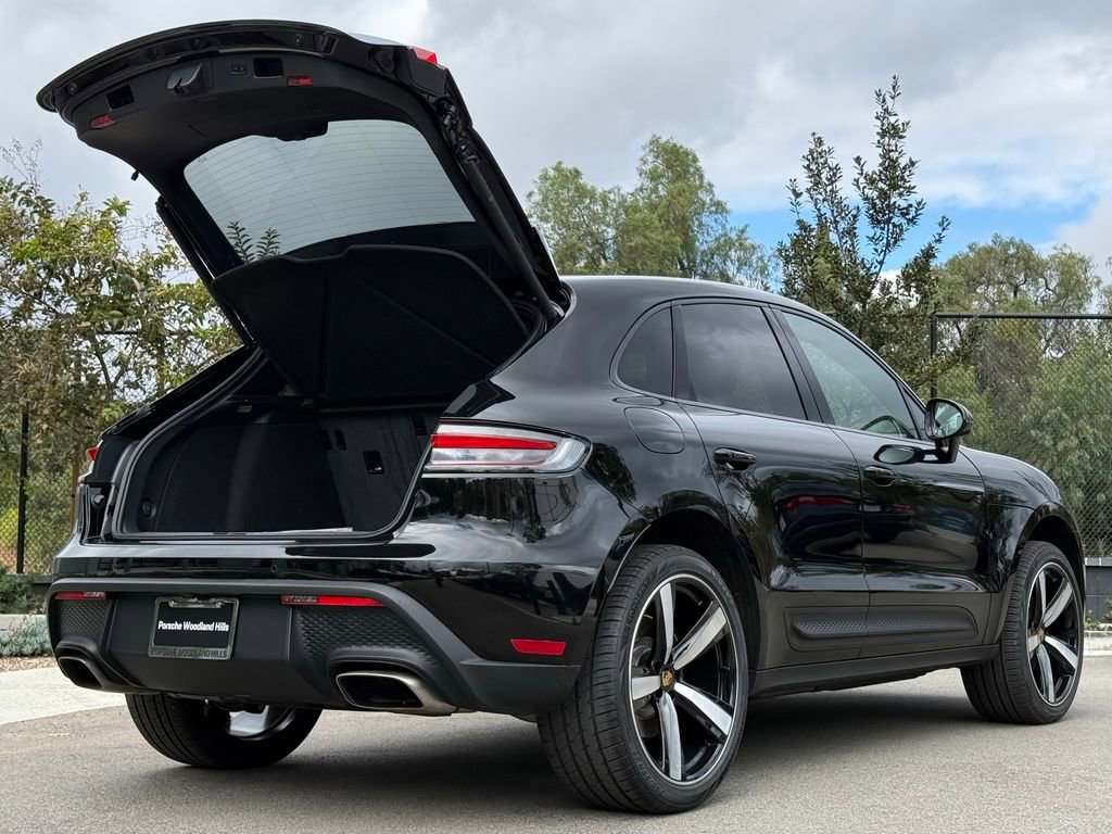 Used 2025 Porsche Macan image 32