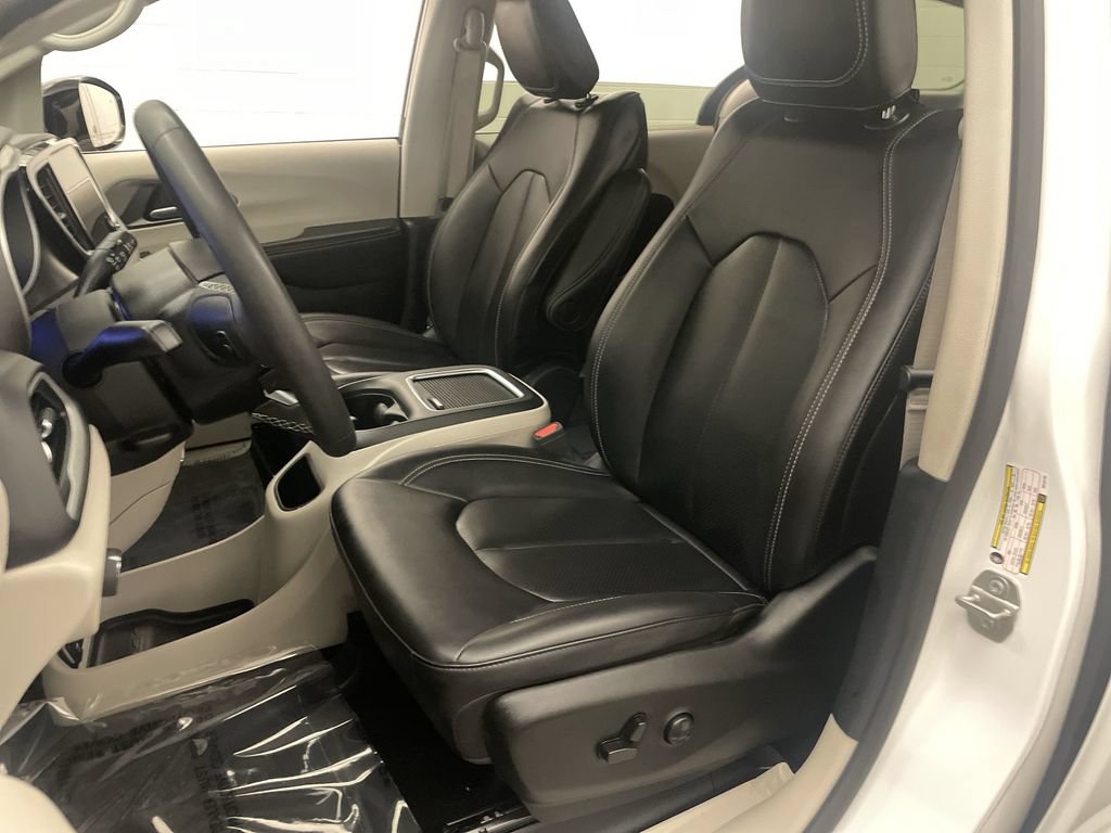 Used 2024 Chrysler Pacifica Touring-L FWD image 12