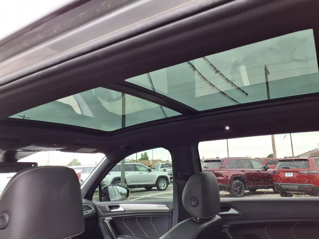 Used 2024 Volkswagen Tiguan SE R-Line FWD image 19