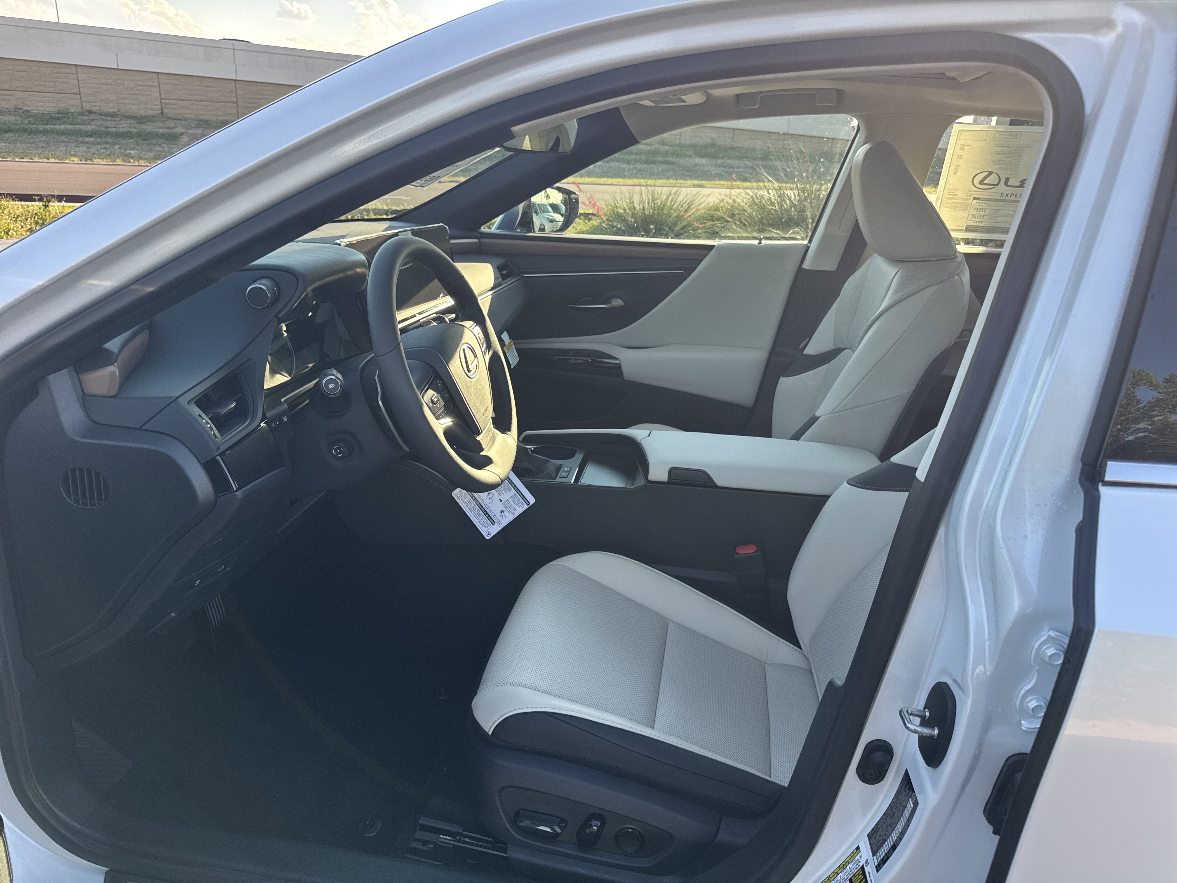 New 2025 Lexus ES 300h w/ Premium Package image 17