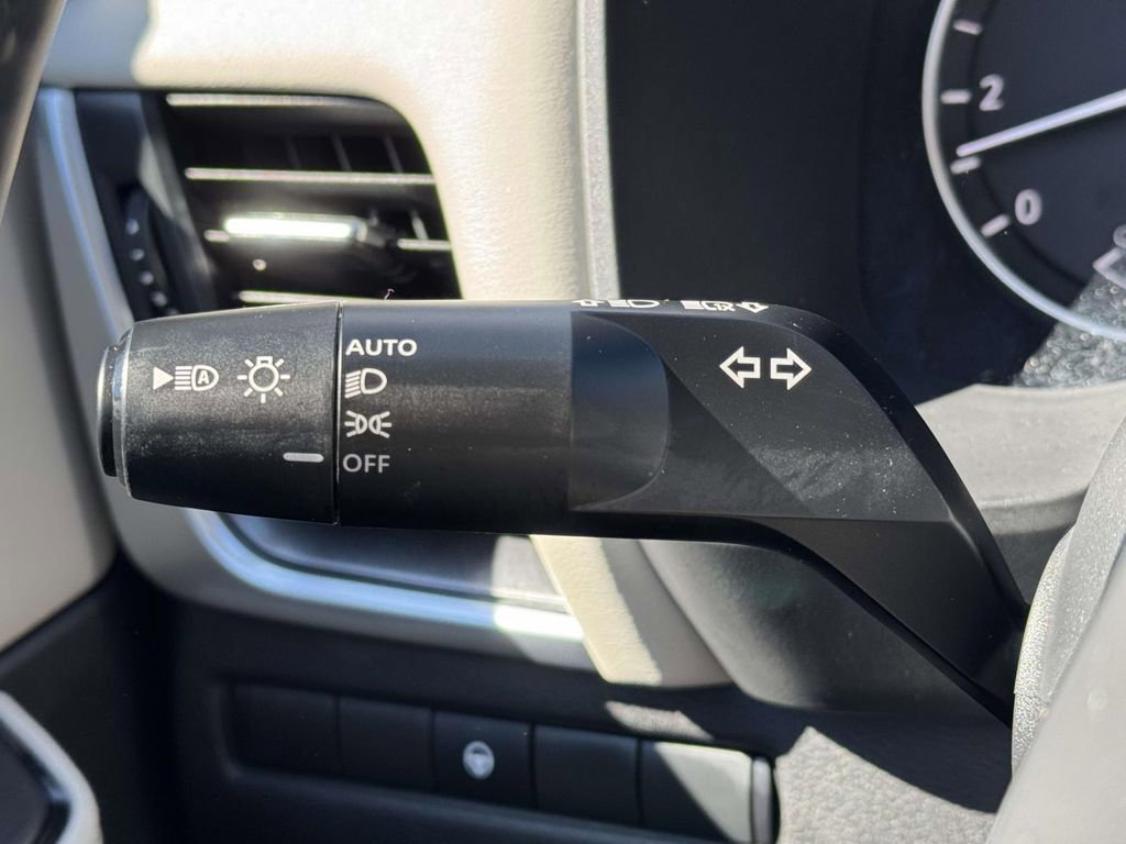 Used 2025 Nissan Rogue SV image 21