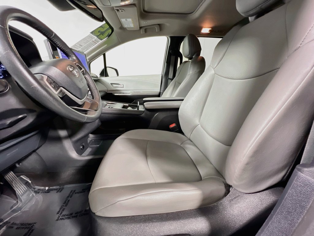 Used 2025 Toyota Sienna XLE FWD image 12