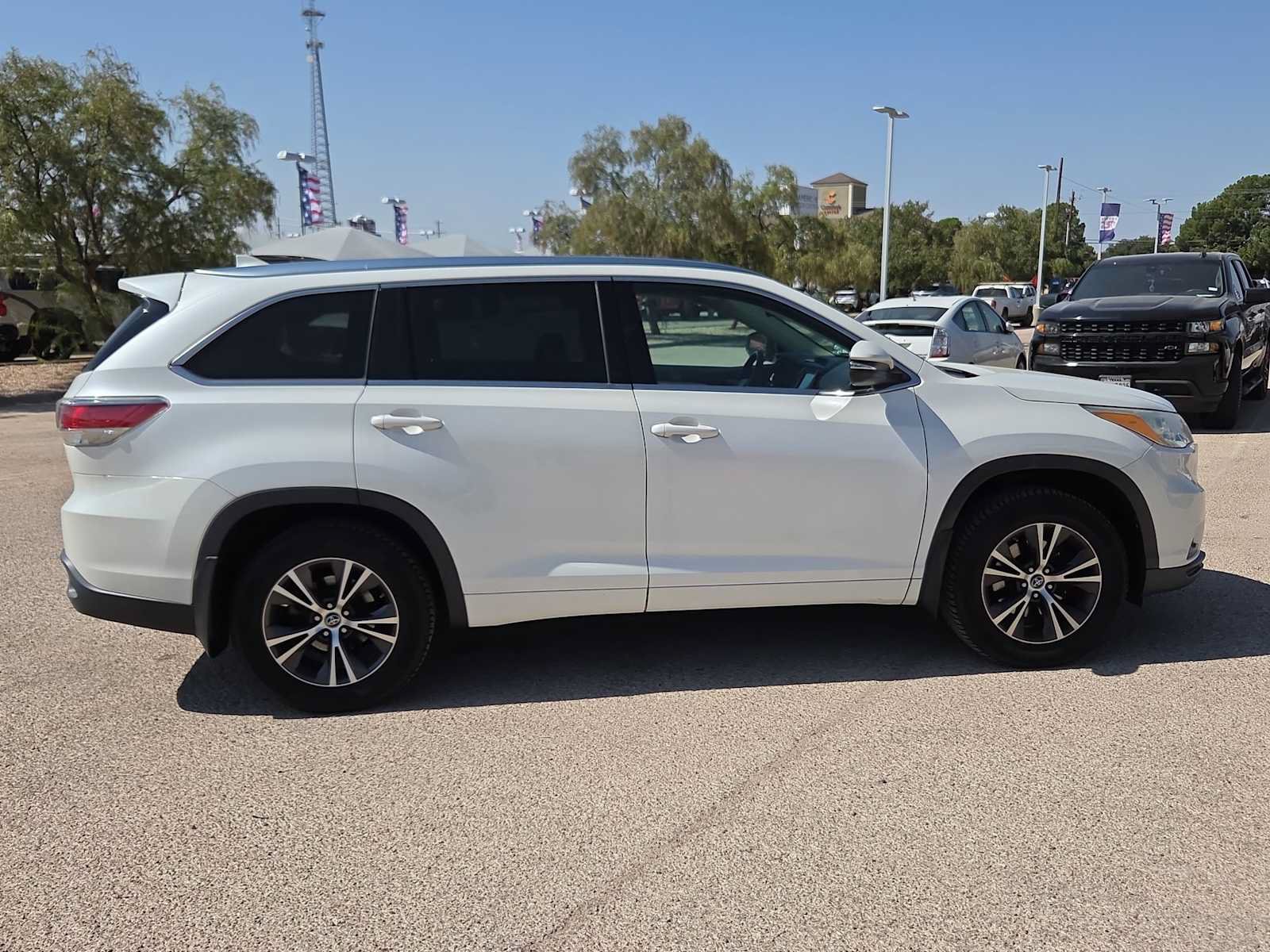 Used 2016 Toyota Highlander XLE AWD/4WD image 9
