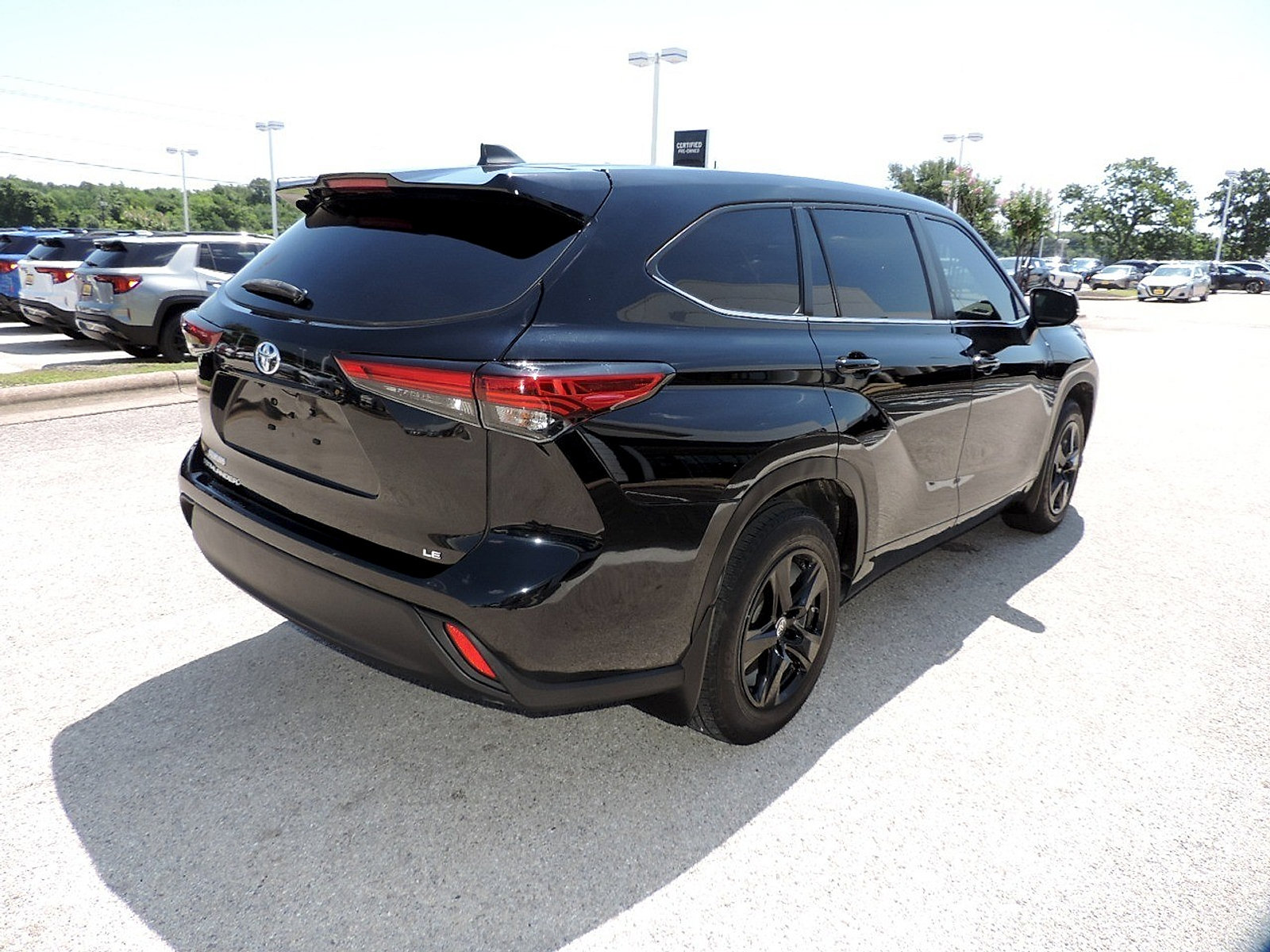 Used 2023 Toyota Highlander LE FWD image 5