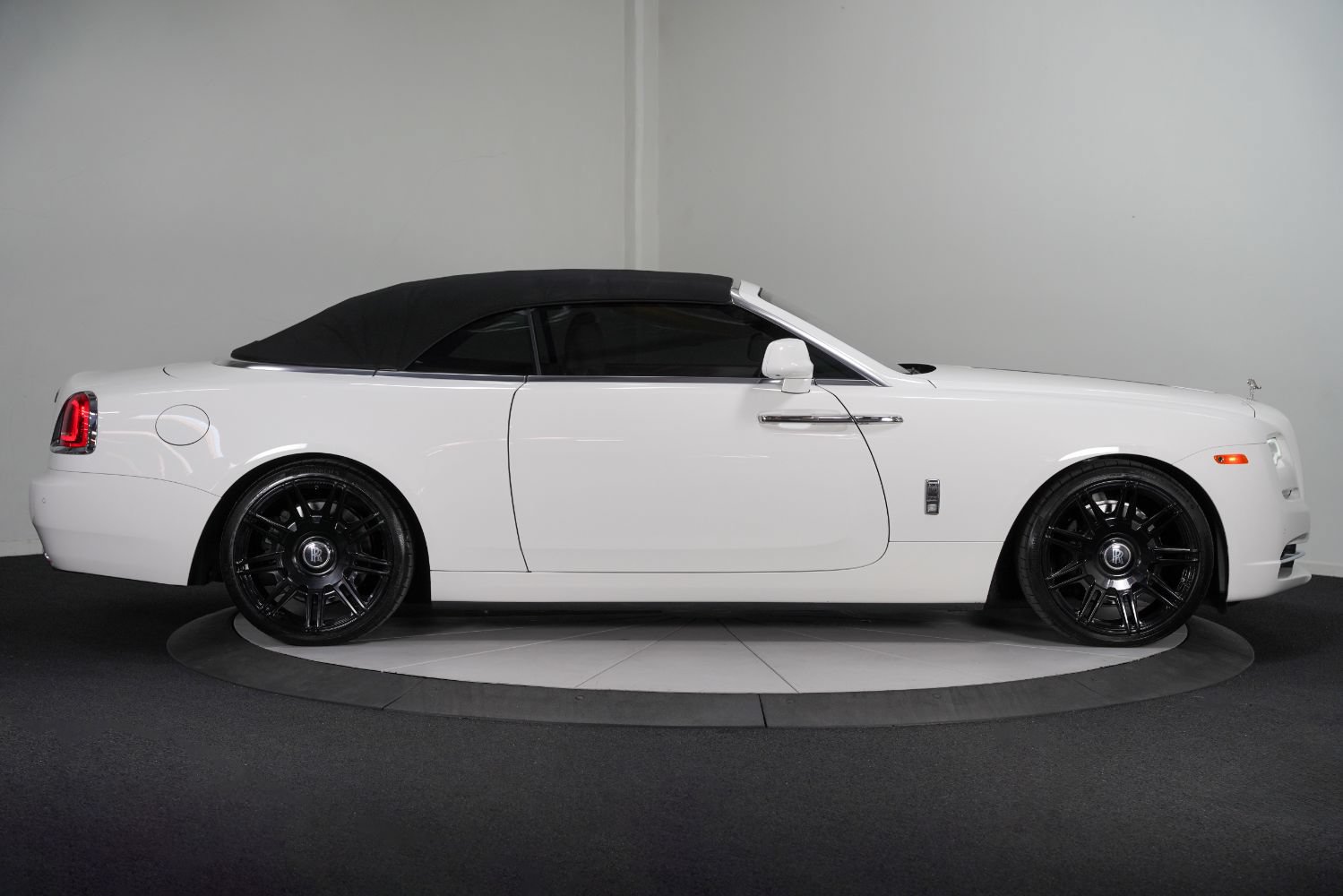 Used 2017 Rolls-Royce Dawn RWD image 8