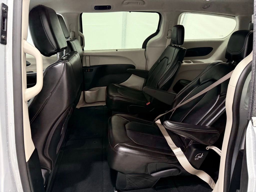 Used 2024 Chrysler Pacifica Touring-L FWD image 20