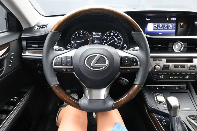 Used 2016 Lexus ES 350 w/ Luxury Package w/Wood Trim FWD image 24