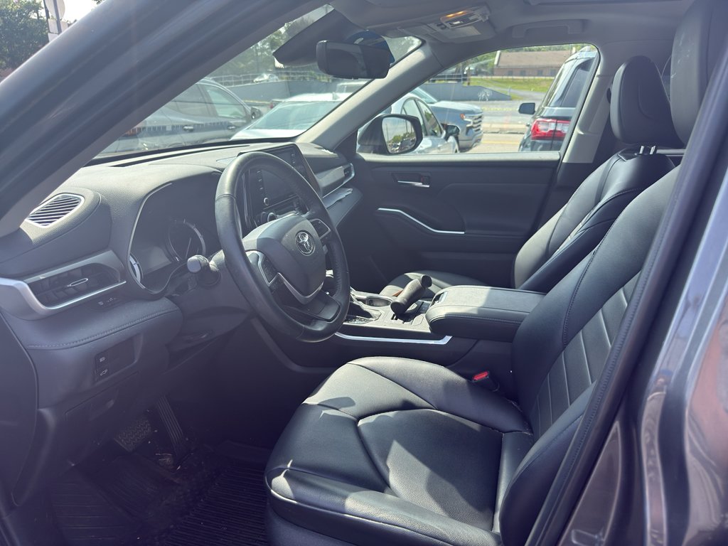 Used 2022 Toyota Highlander XLE AWD/4WD image 9