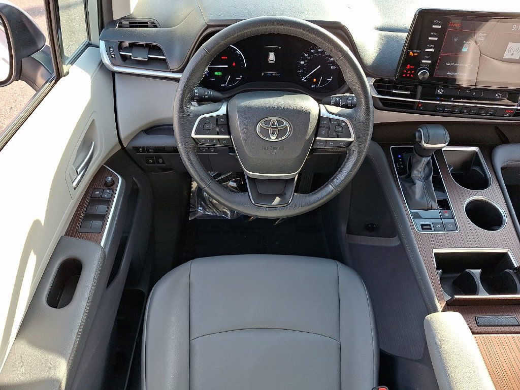 Used 2024 Toyota Sienna XLE FWD image 11