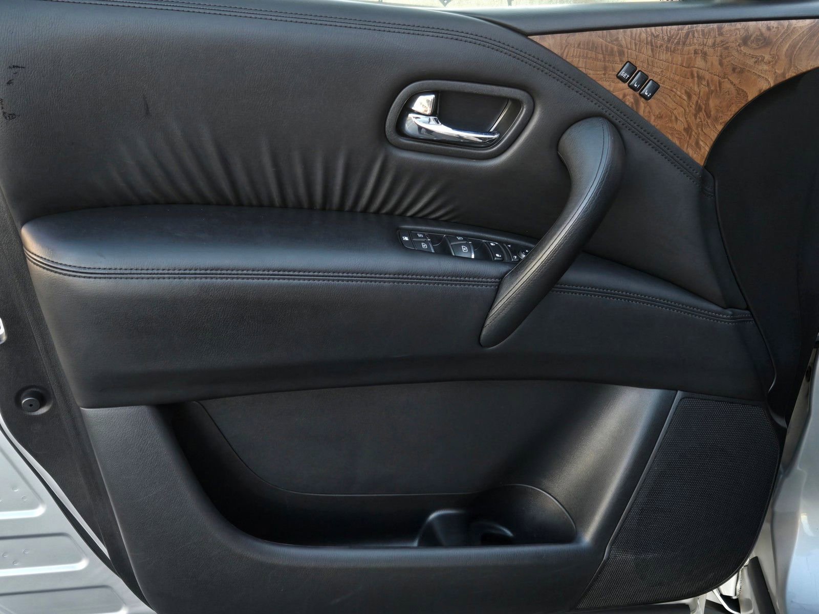 Used 2023 Nissan Armada SL w/ Captain's Chairs Package image 9