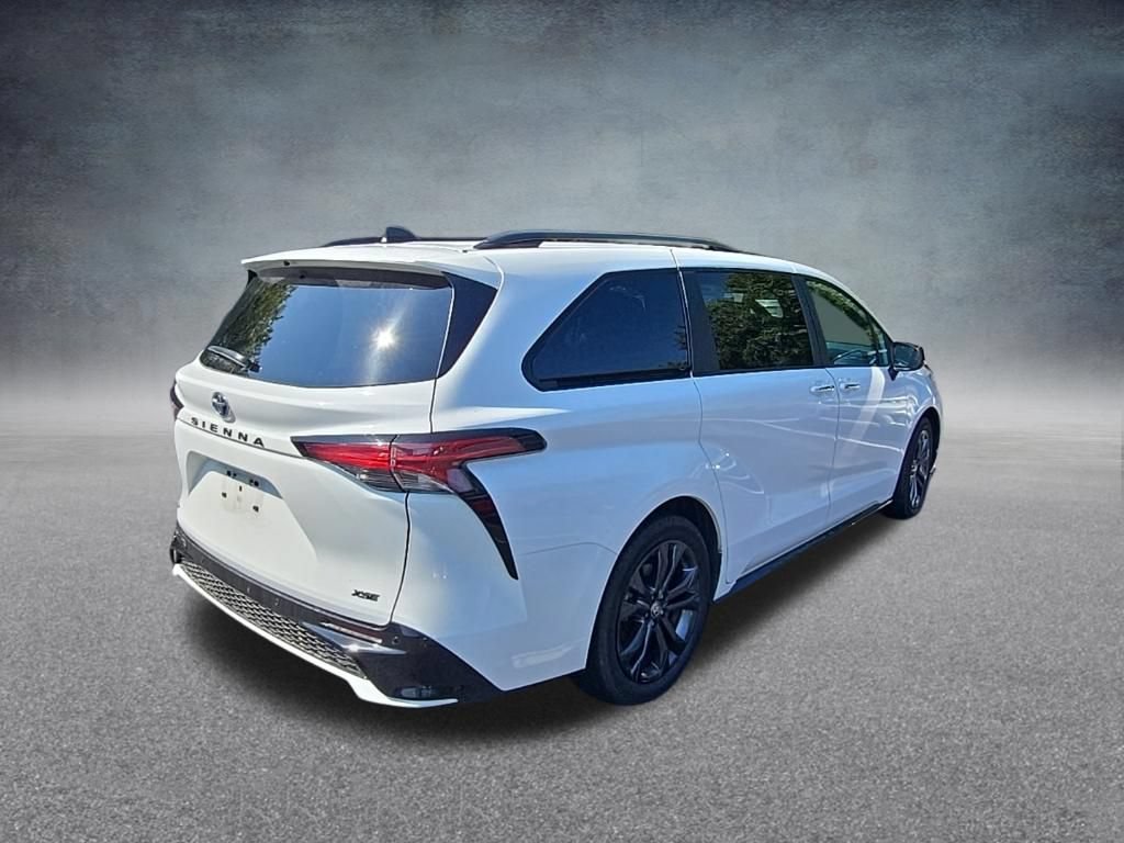 Used 2025 Toyota Sienna XSE FWD image 9