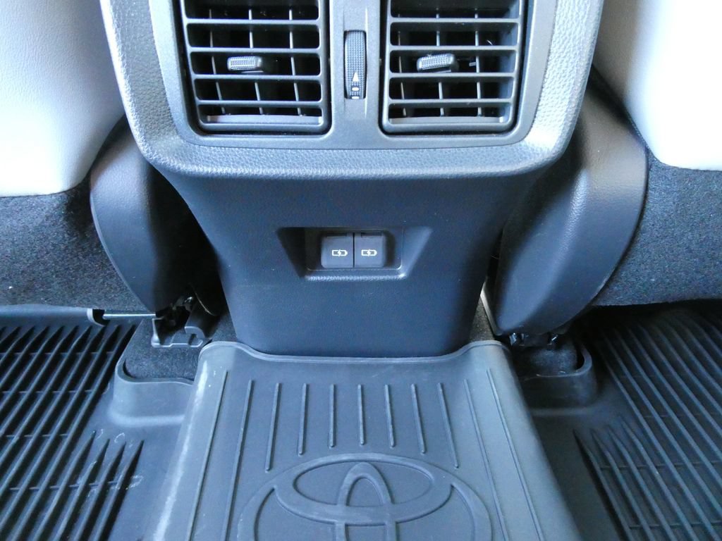 Used 2024 Toyota Venza XLE AWD/4WD image 22