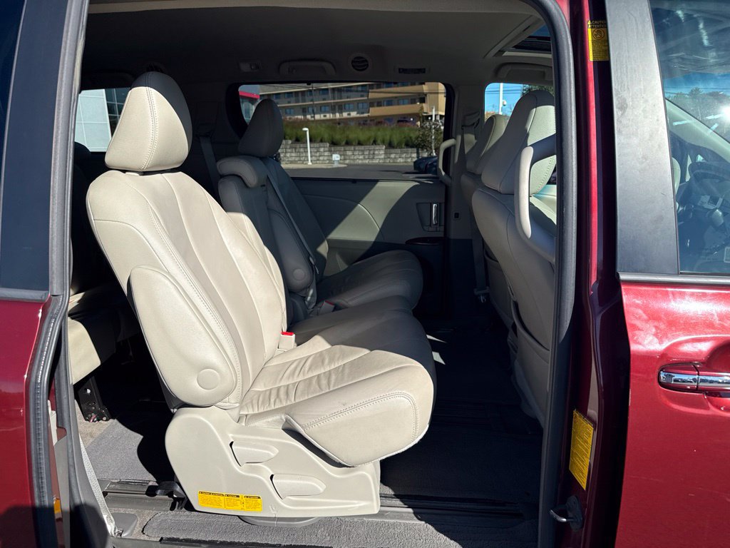 Used 2014 Toyota Sienna XLE FWD image 6
