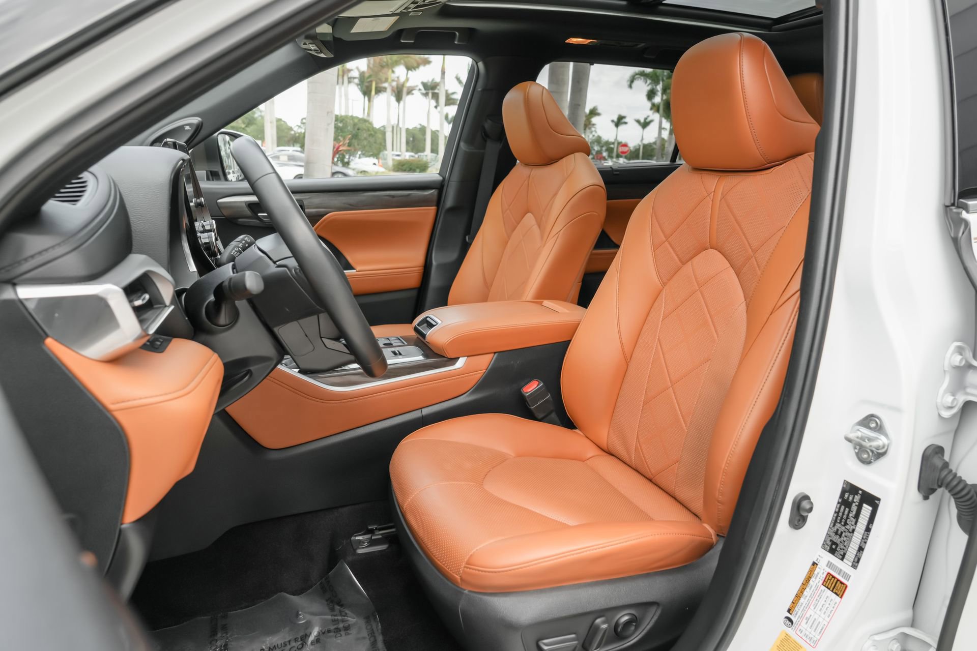 Used 2024 Toyota Highlander Platinum image 7