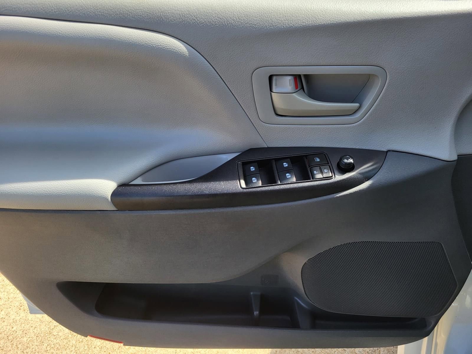 Used 2020 Toyota Sienna L image 15