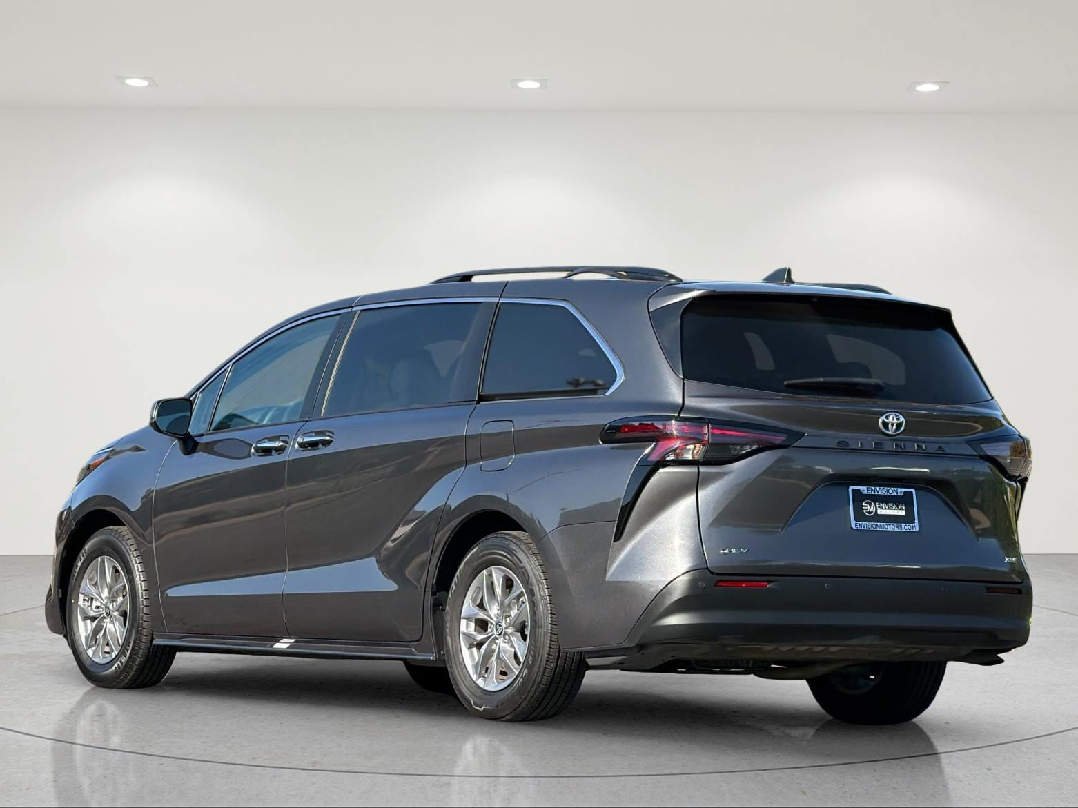 Used 2025 Toyota Sienna XLE FWD image 3