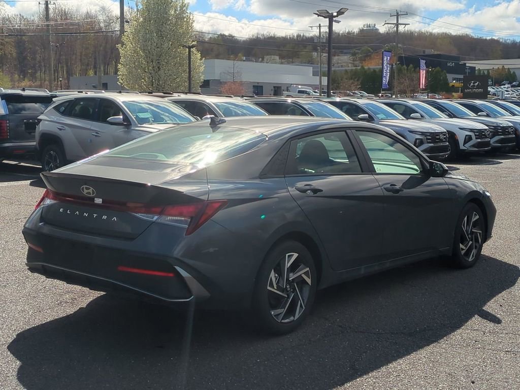 Certified 2025 Hyundai Elantra Sport FWD image 3