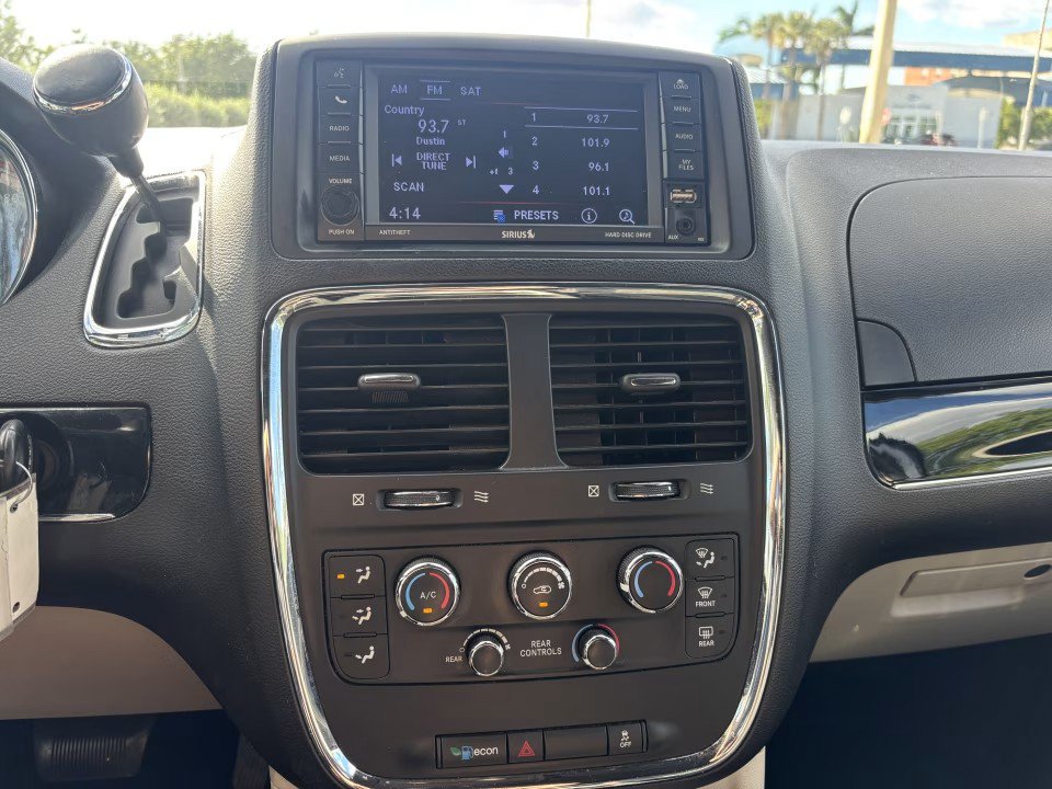 Used 2019 Dodge Grand Caravan SXT FWD image 16