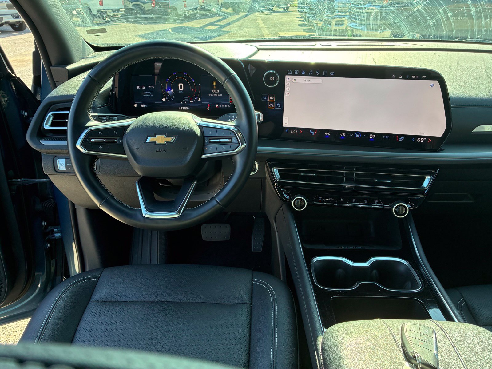 Used 2025 Chevrolet Traverse LT FWD image 4