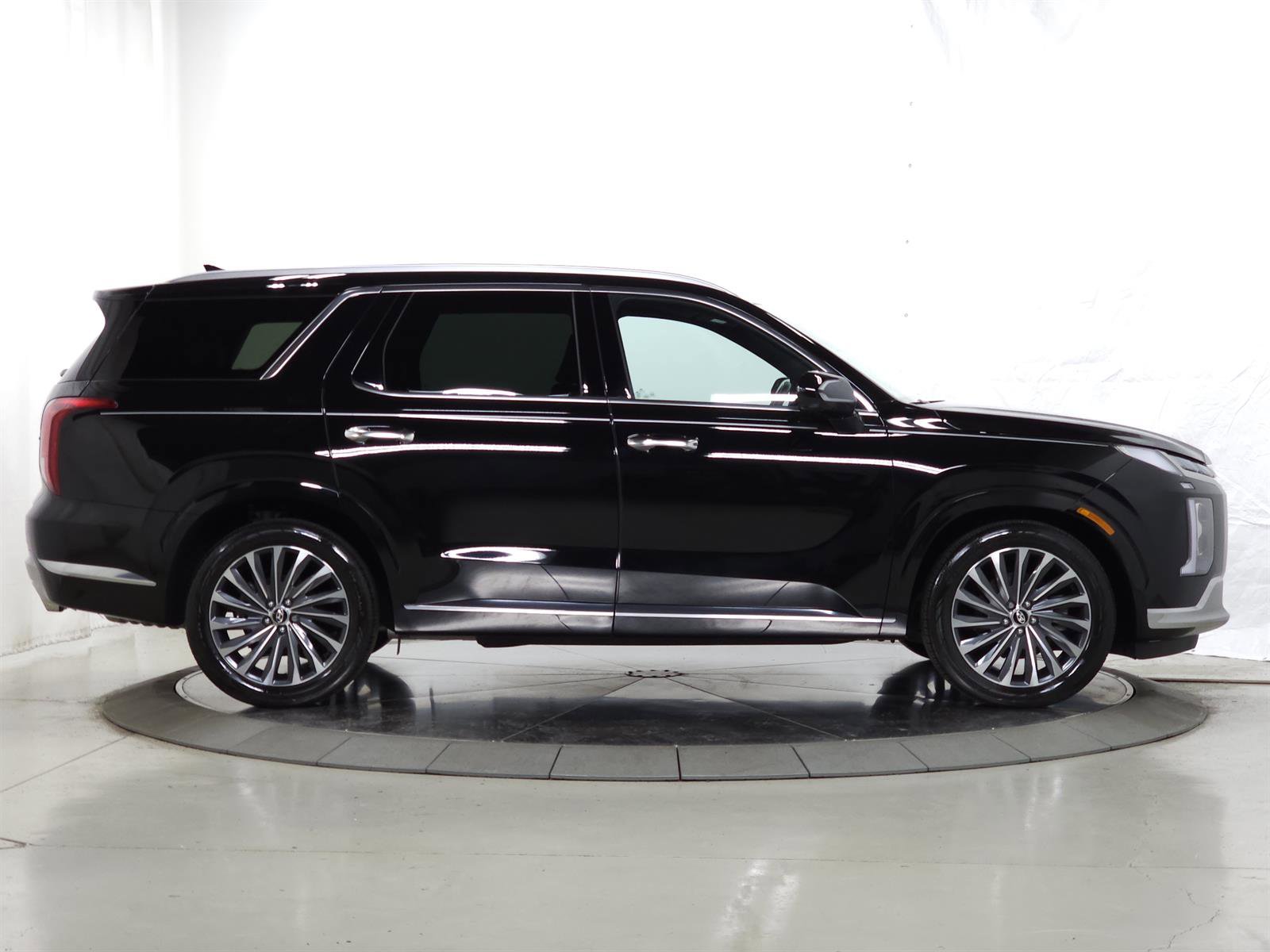 Used 2024 Hyundai Palisade Calligraphy image 12