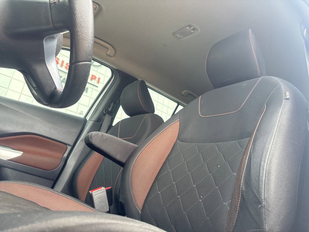 Used 2018 Nissan Kicks SR image 11