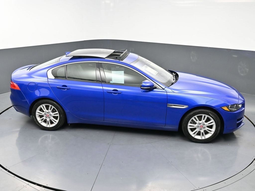 Used 2017 Jaguar XE Premium image 54